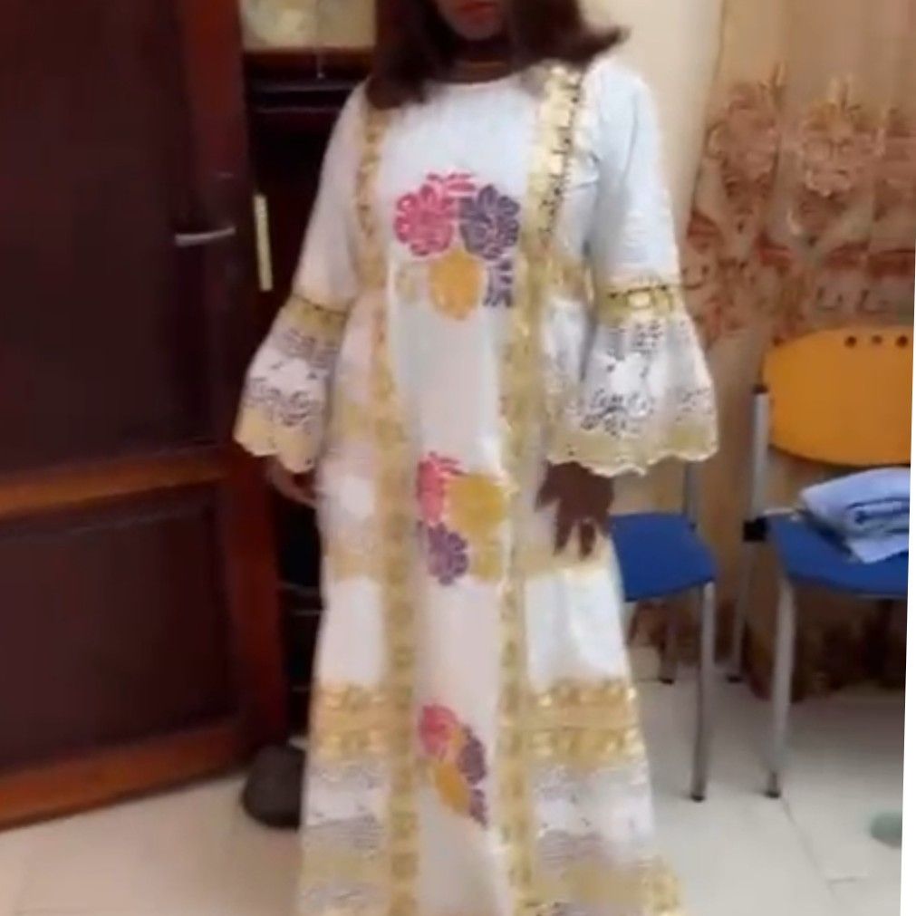 Robe geztner avec broderies, brode et garnitures