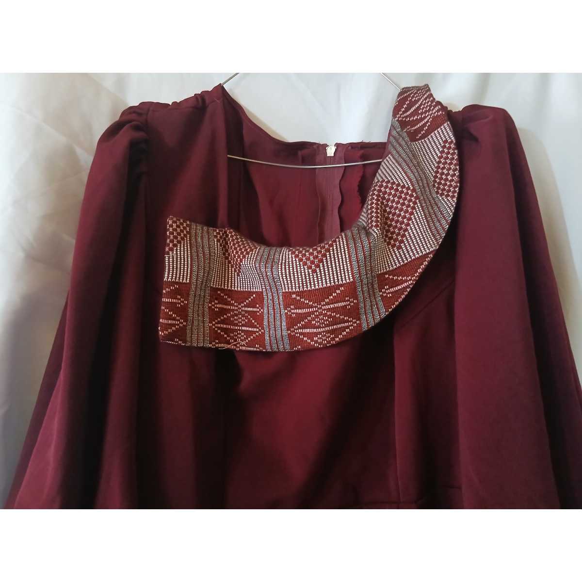 Robe soie Guerlain rouge bordeau élégante avec pagne tissé, soirée ou mariage