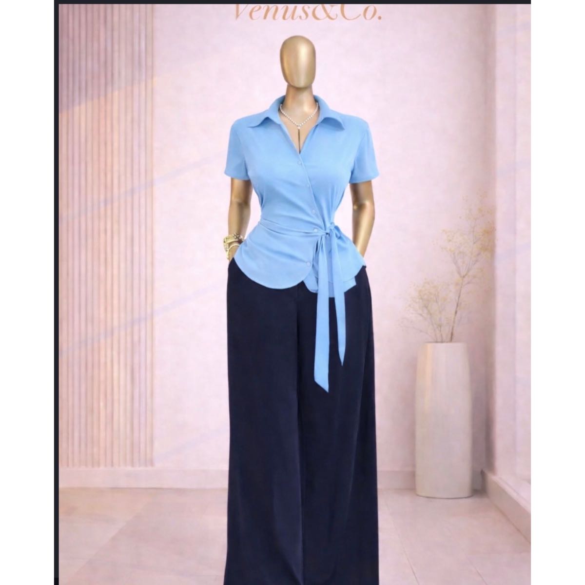 Tenue élégante femme : ensemble pantalon large et chemisier chic, toutes couleurs