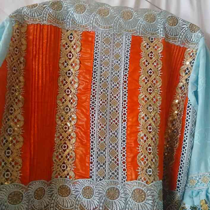 Robe bazin femme orange brodée bleu, élégante cérémonie ou soirée