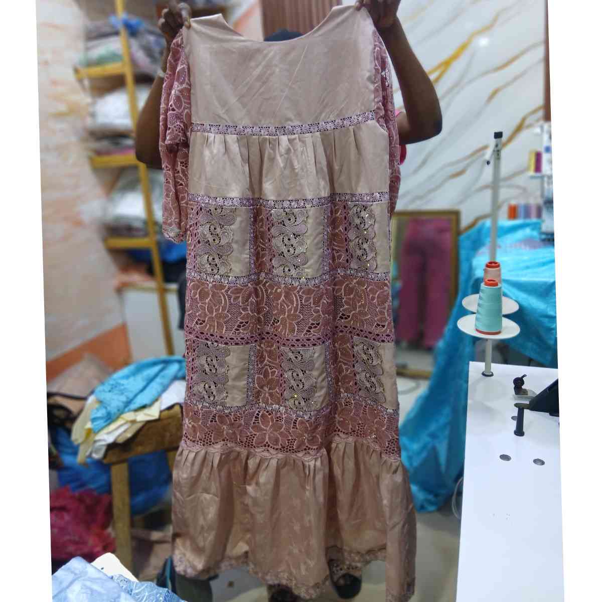 Robe dentelle champagne rose saumon élégance irrésistible