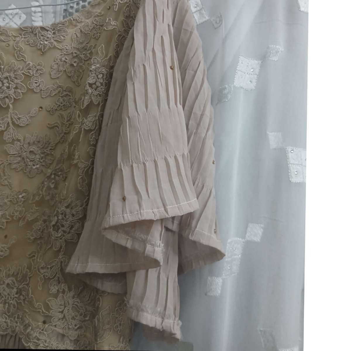 Robe dentelle beige femme longue plissée chic marron clair élégante cérémonie