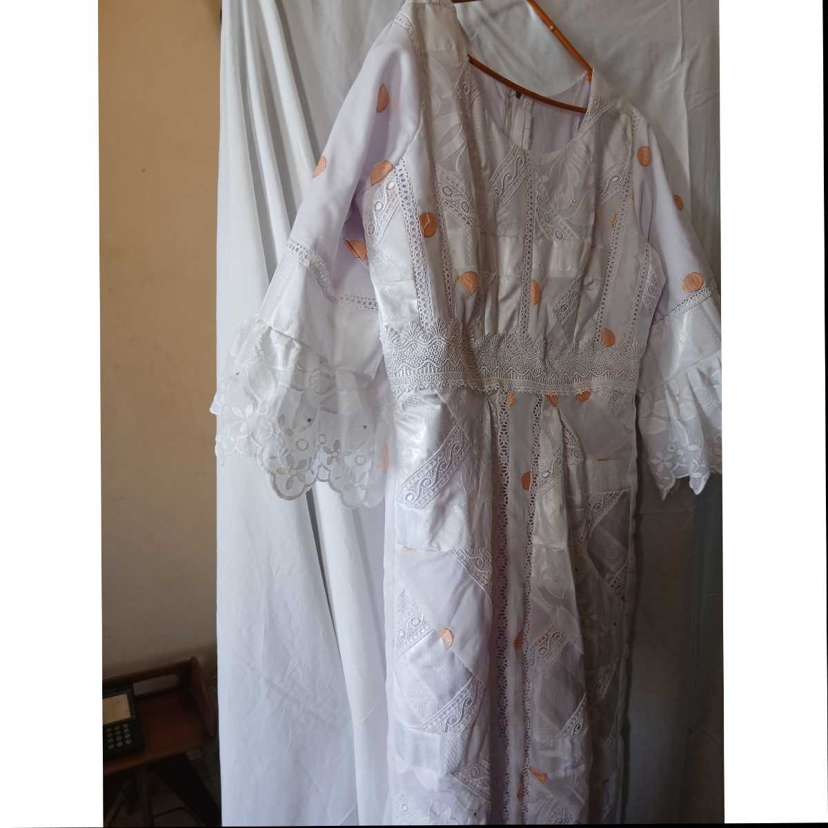 Robe brodée femme élégante blanc saumon , cérémonie et occasions spéciales