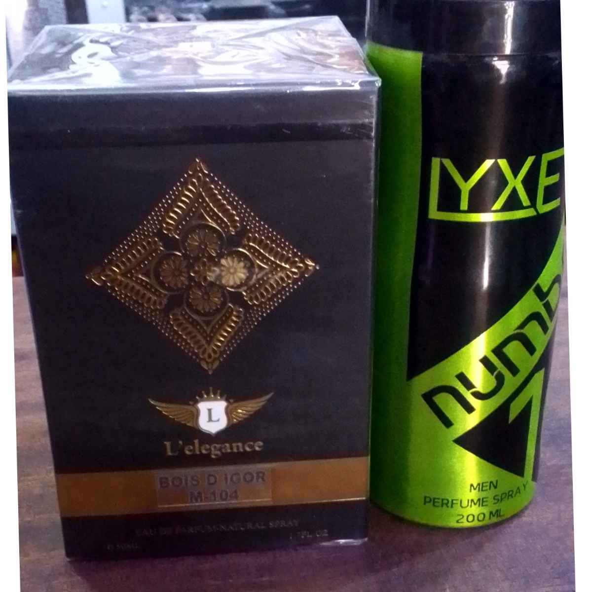 Vêtements locales traditionnel, des parfums locaux, vente poulet de chair