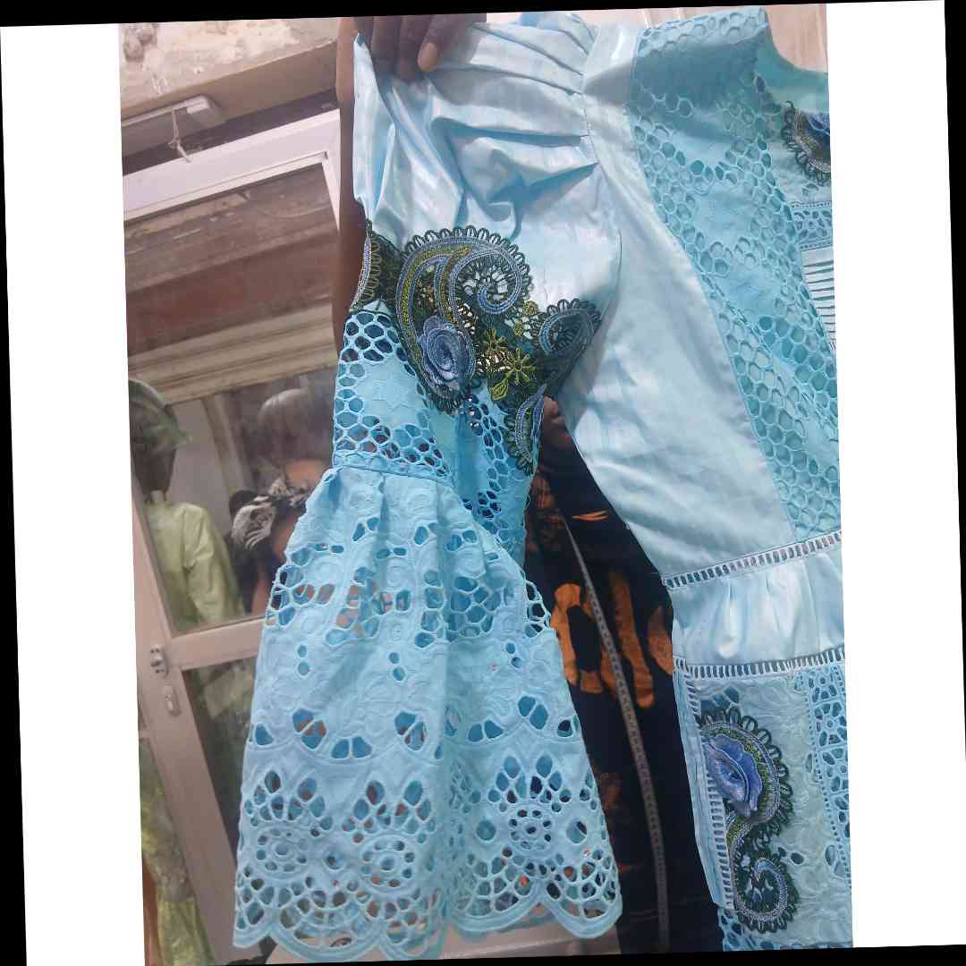Robe bazin brodée bleue longue chic femme, élégante cérémonie et soirée