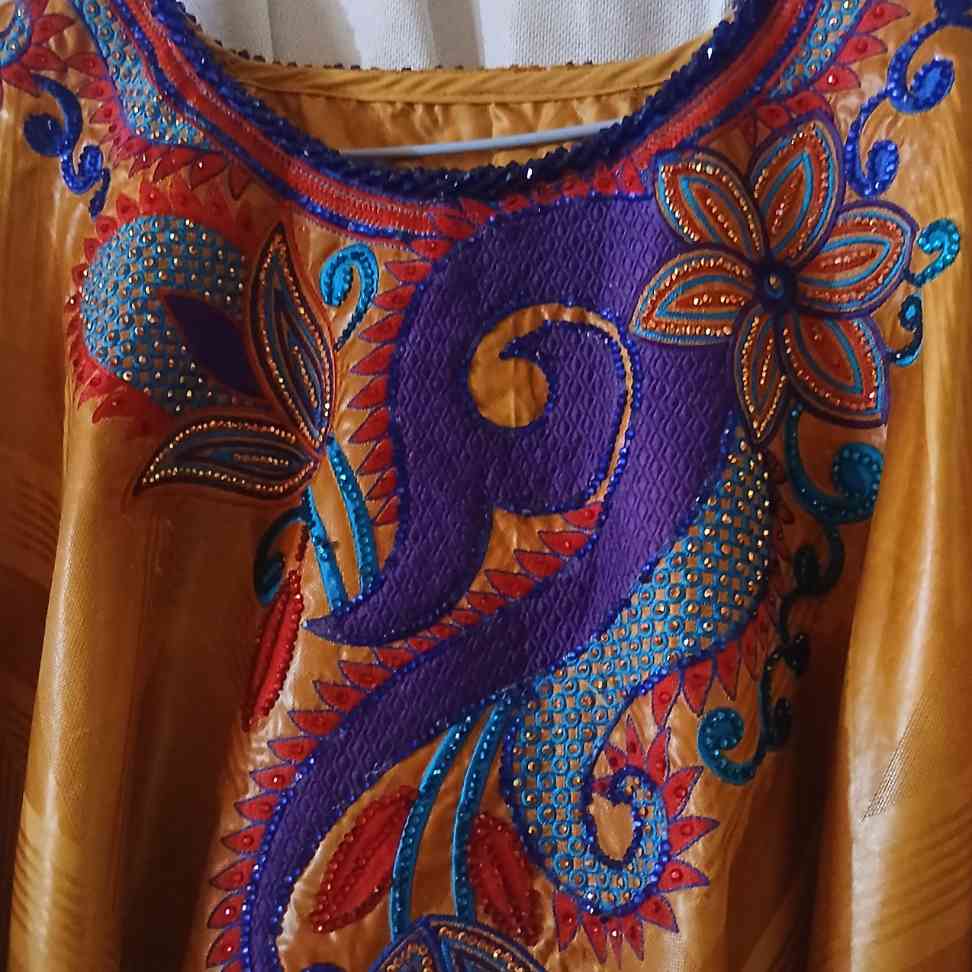 Grand boubou geztner avec broderie brodee et garnitures
