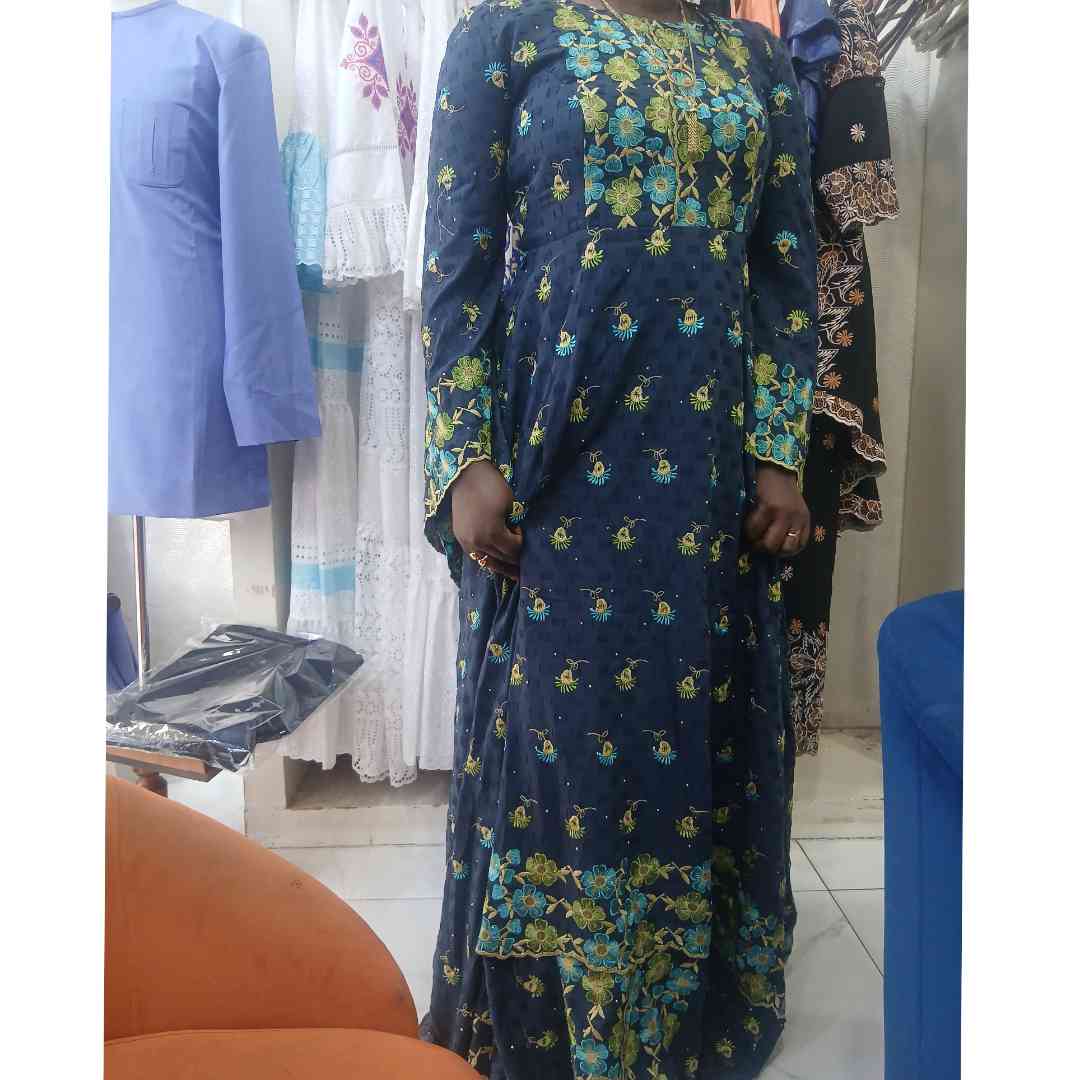 Robe brodée bleu marine longue femme élégante, cérémonie ou soirée