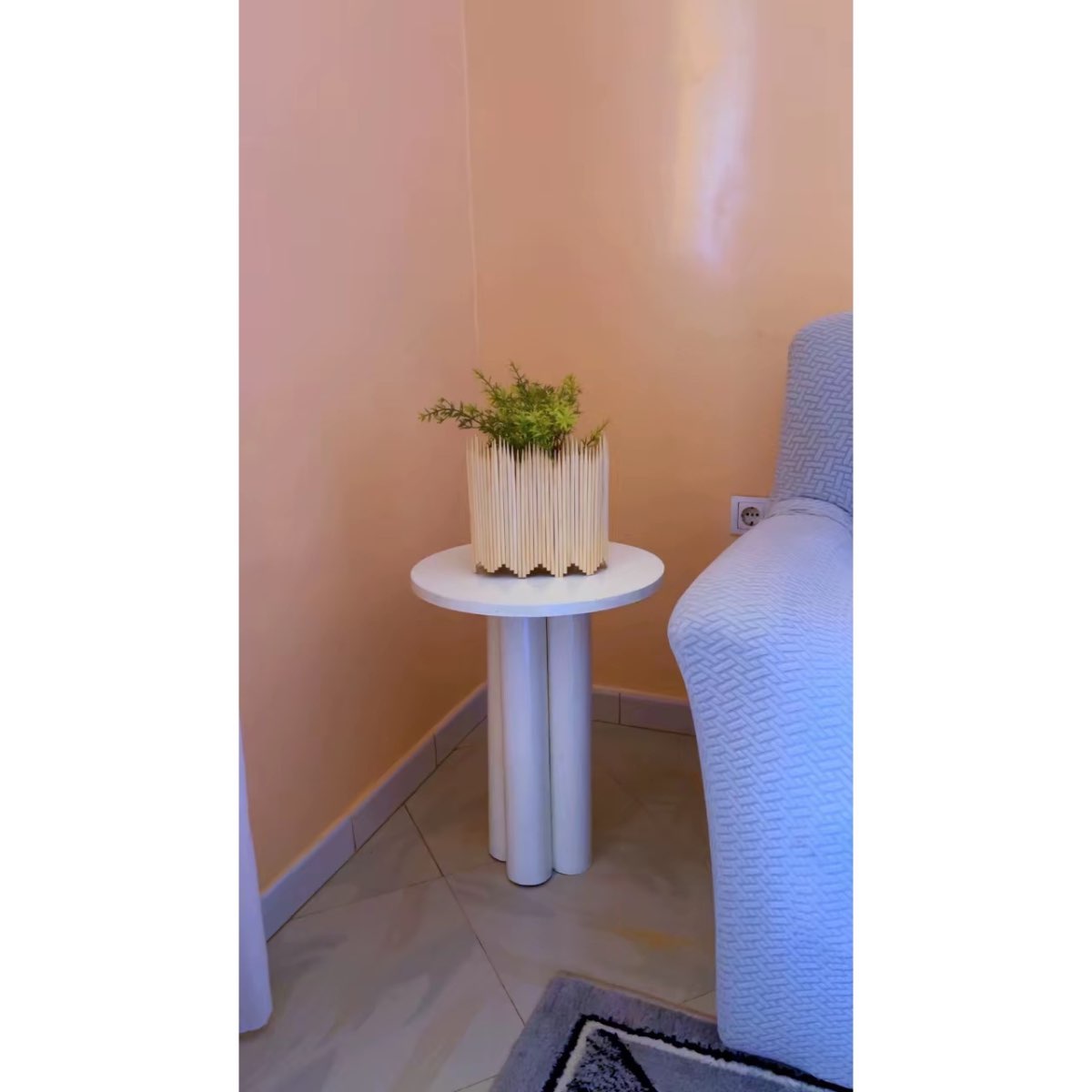 Pot de fleurs beige en céramique décoratif