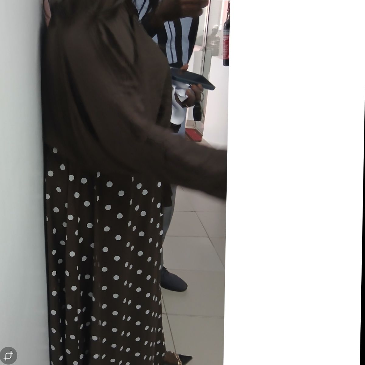 Ensemble femme chemisier et jupe chic à pois, élégant, fluide, multicolore