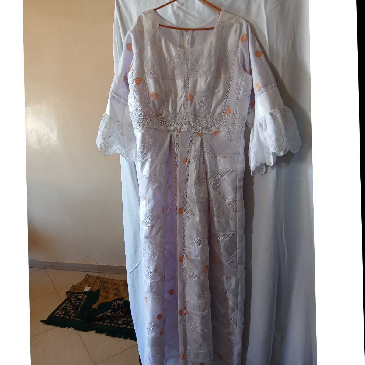 Robe geztner brodée beige blanc femme, élégante et légère été