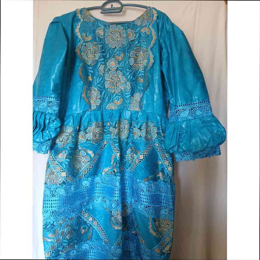 Robe bleu turquoise dentelle élégante, bazin brodé, cérémonie ou soirée