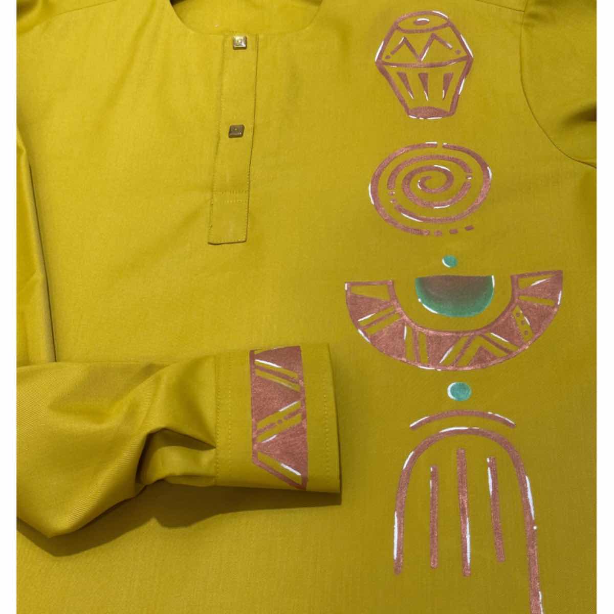 Chemise jaune homme motifs artistiques en coton léger avec un col simple