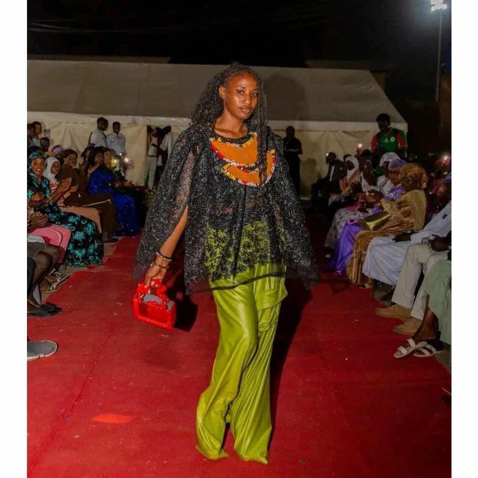 Ensemble noir et vert, cape dentelle et pantalon