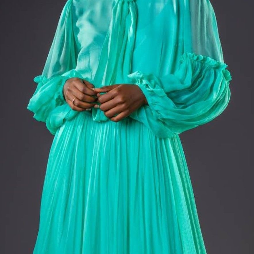 Robe femme mousseline longue élégante, fluide, manches transparentes, col nœud
