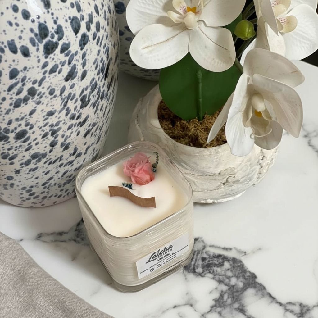 Bougie d'ambiance artisanale parfumée, cire naturelle et fleurs séchées