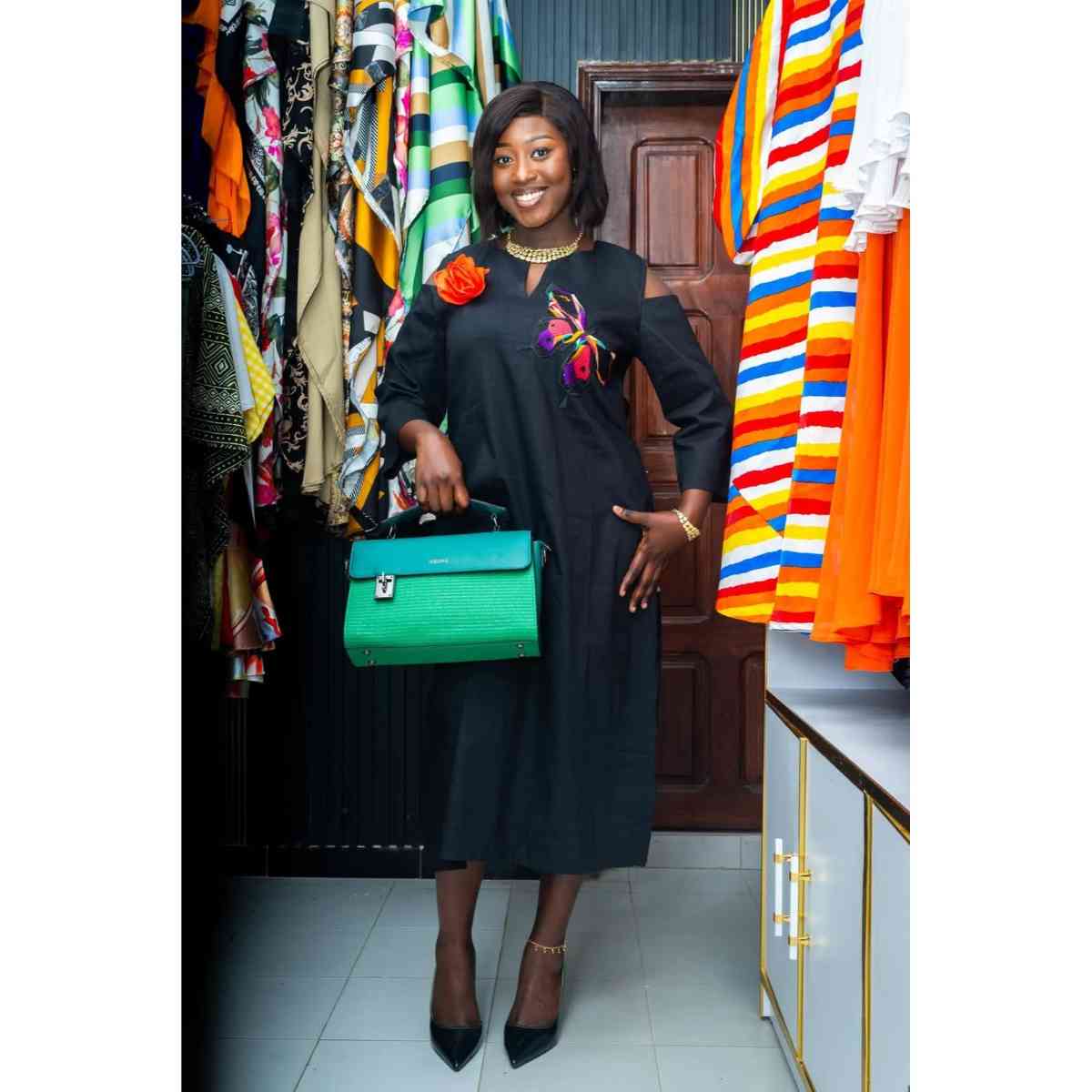 Robe noire à motifs femme élégante, broderie papillon, manches longues chic