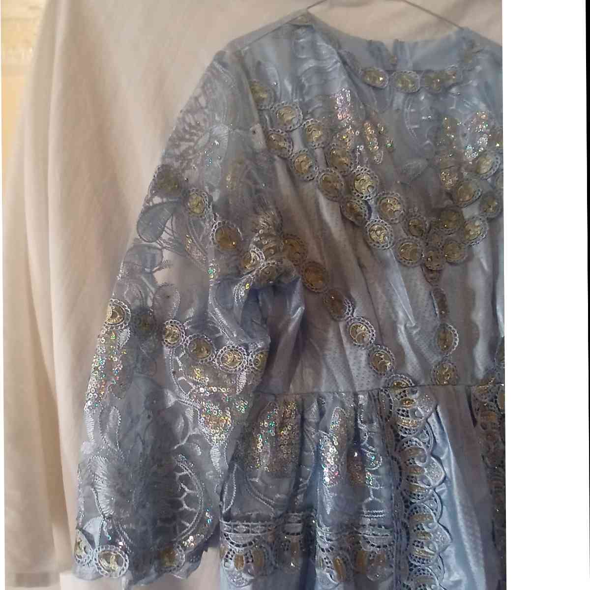 Robe bleue bazin avec dentelle pour un style élégant et unique