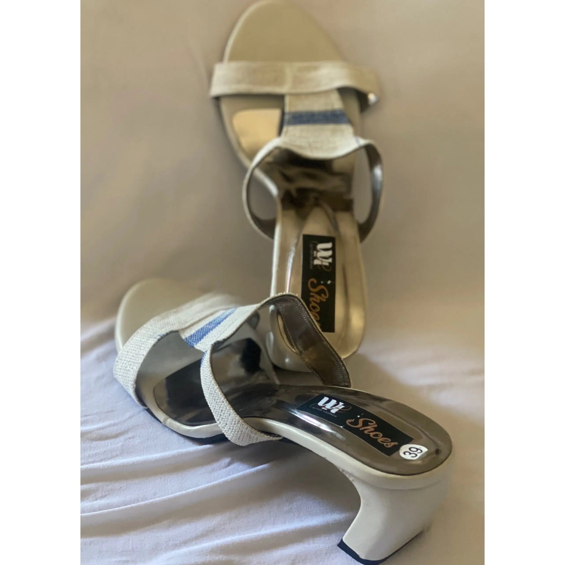 Sandales femme pagne tissé à talons carrés – élégance artisanale et confort