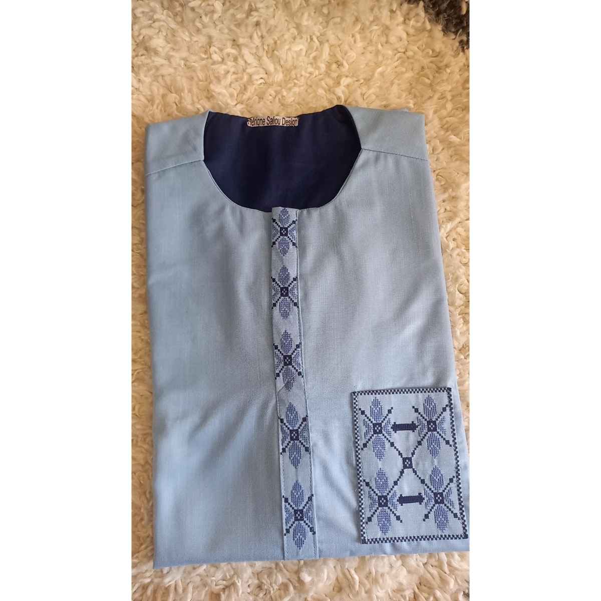 Ensemble homme bleu élégant en coton, chemise brodée traditionnelle chic