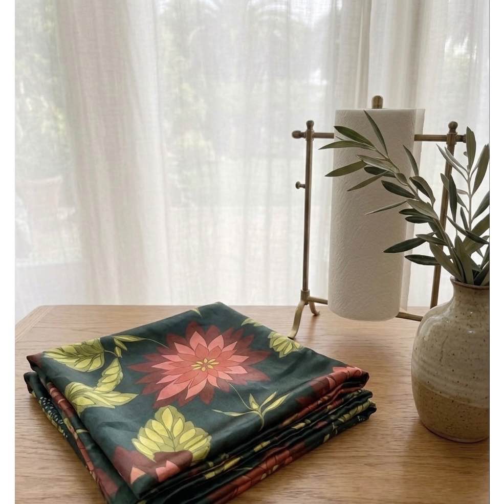Foulard carré en soie vert foncé à motifs floraux, élégant accessoire femme