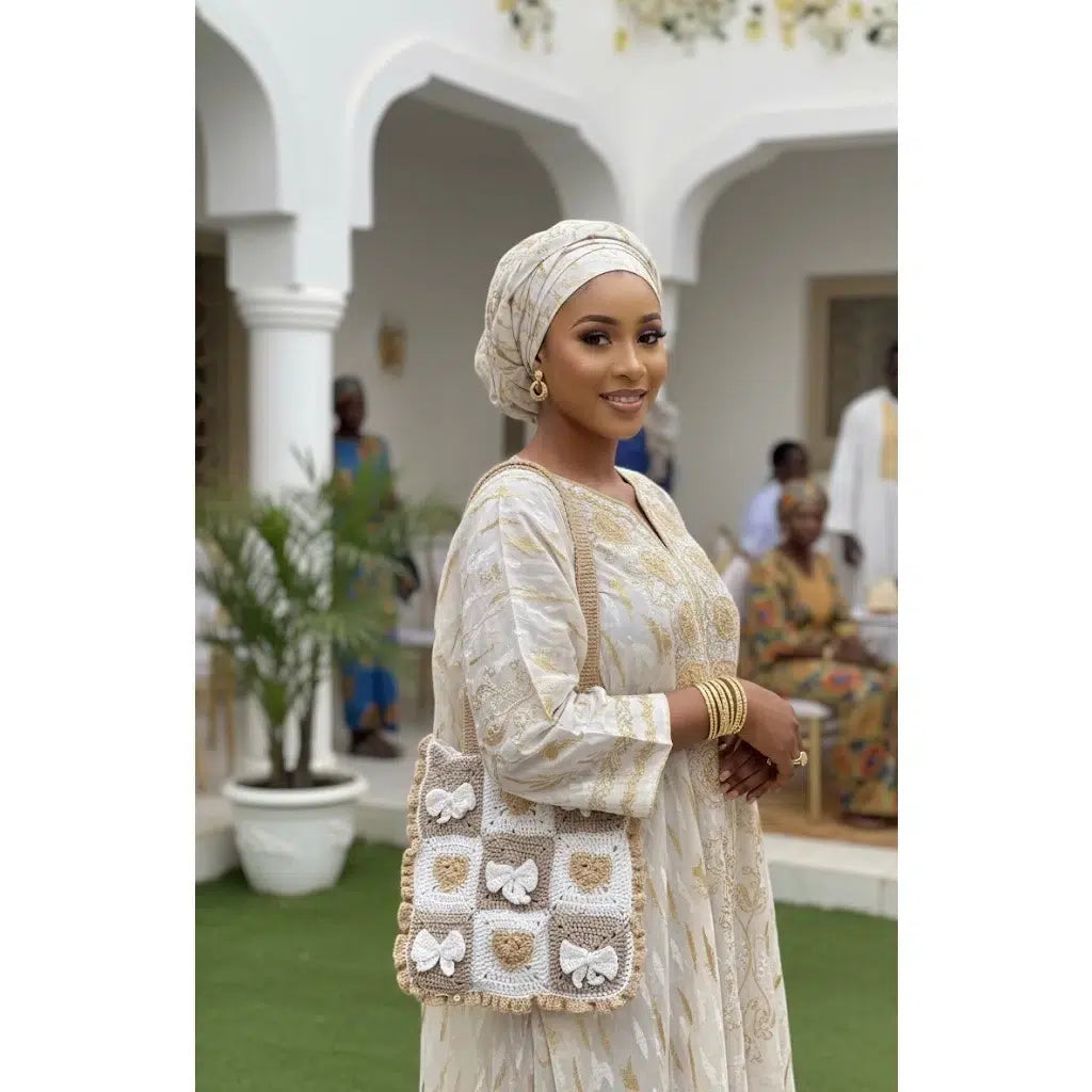 sac crochet beige et blanc à cœurs pour un style élégant