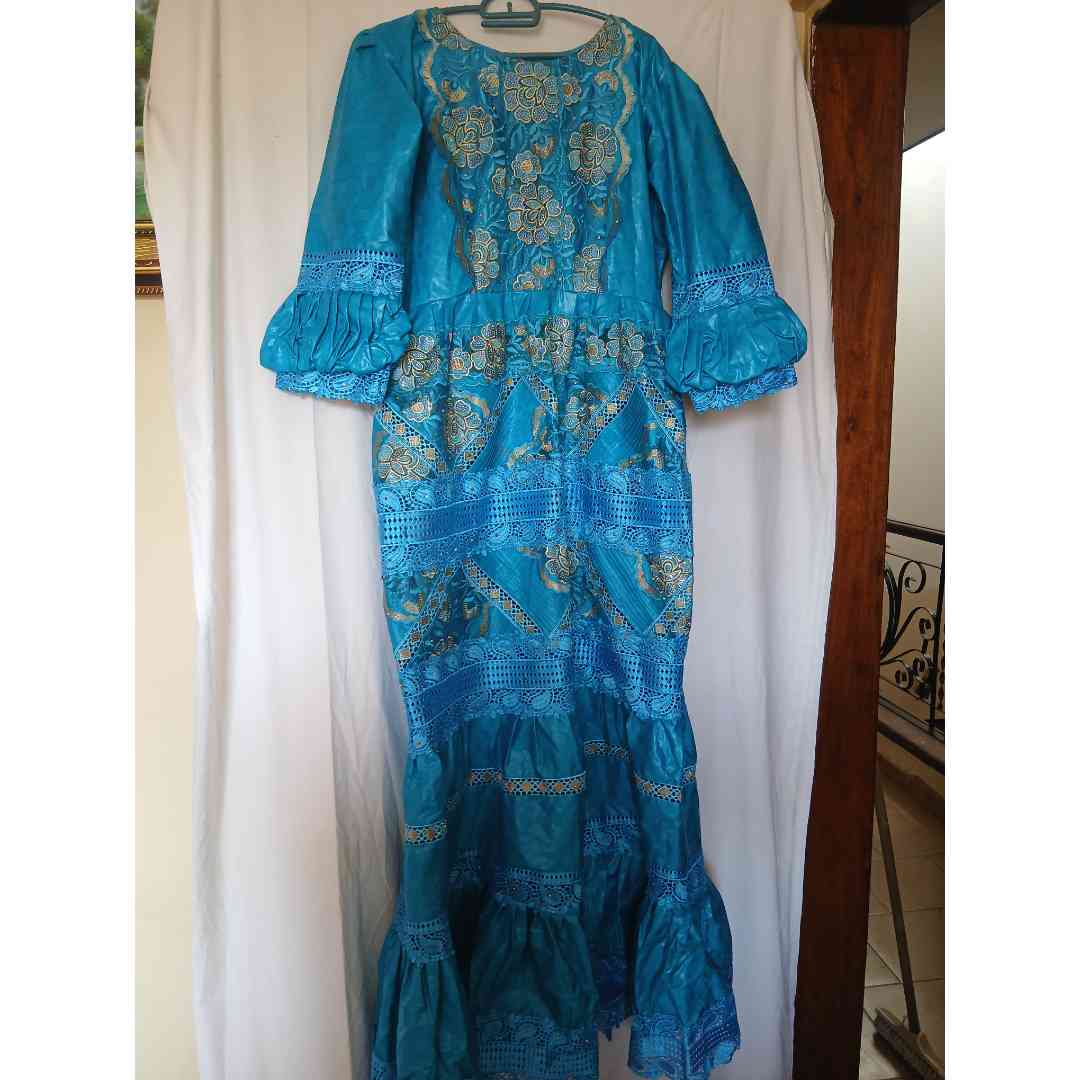 Robe bleu turquoise dentelle élégante, bazin brodé, cérémonie ou soirée