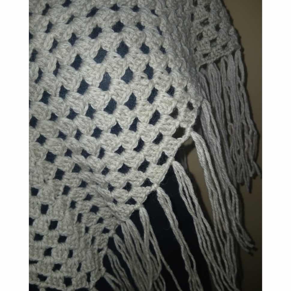 Poncho gris femme crocheté artisanal, élégant et chaud avec franges