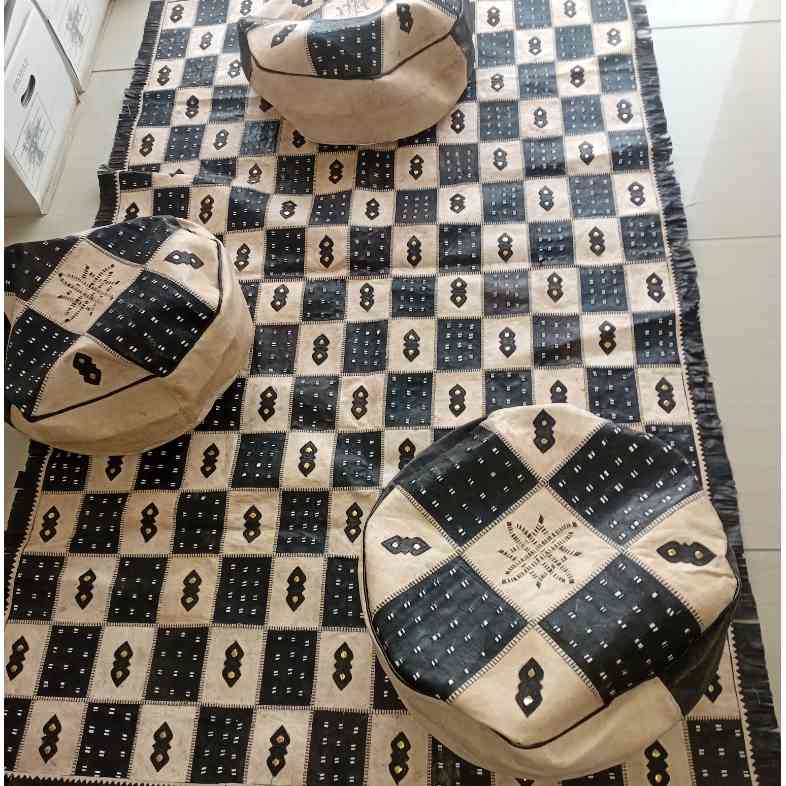TAPIS ABDUJALIL/TAPIS EN CUIR TANNEE AVEC SES 3 POUFS