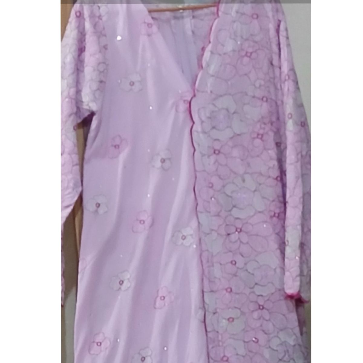 Robe brodée rose clair élégante, dentelle chic femme, soirée ou cérémonie