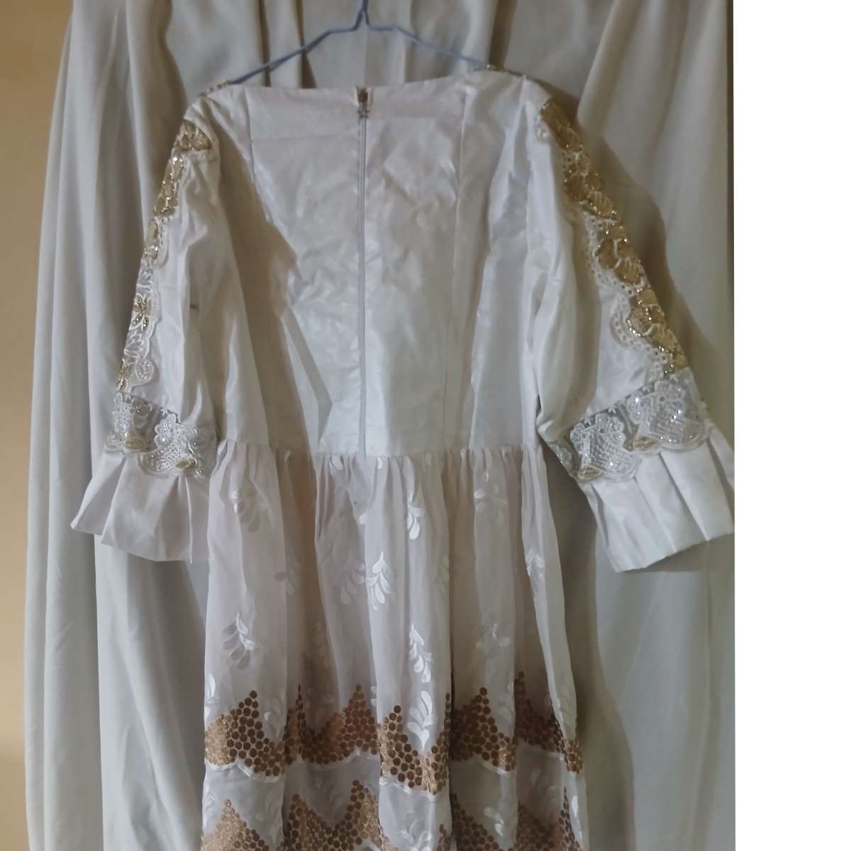 Ensemble marinière pagne femme chic Geztner et voile suisse, broderie dorée