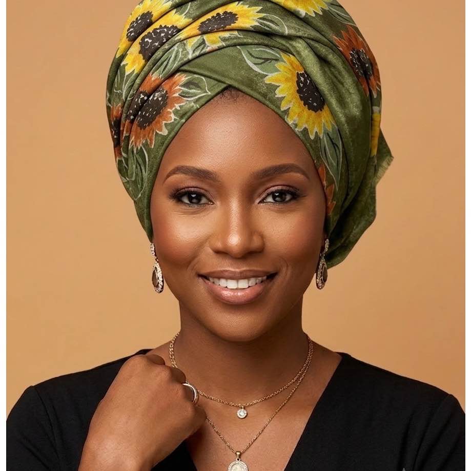 Foulard carré en soie vert sauge à motifs tournesol, accessoire femme chic