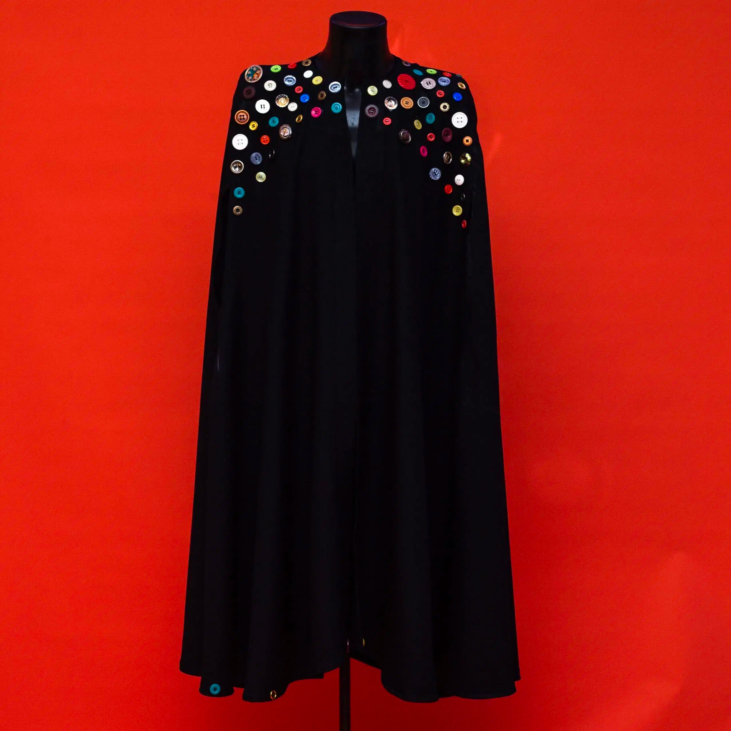 Manteau noir unisexe artistique, boutons multicolores, design original