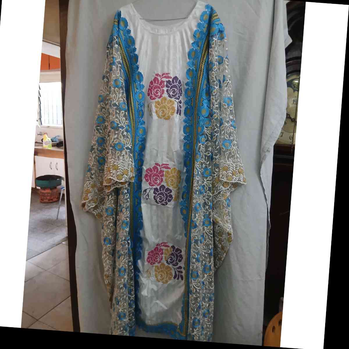 Boubou blanc femme brodé bleu turquoise, robe élégante de mariage ethnique