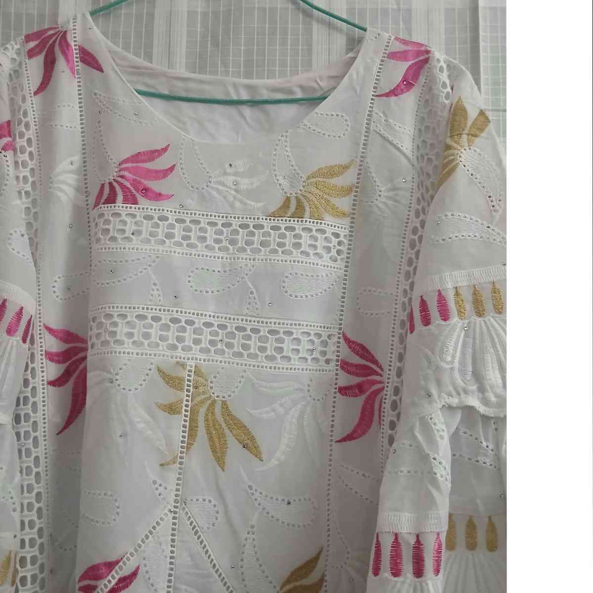 Robe blanche femme broderie rose et dorée, longue bohème chic élégante