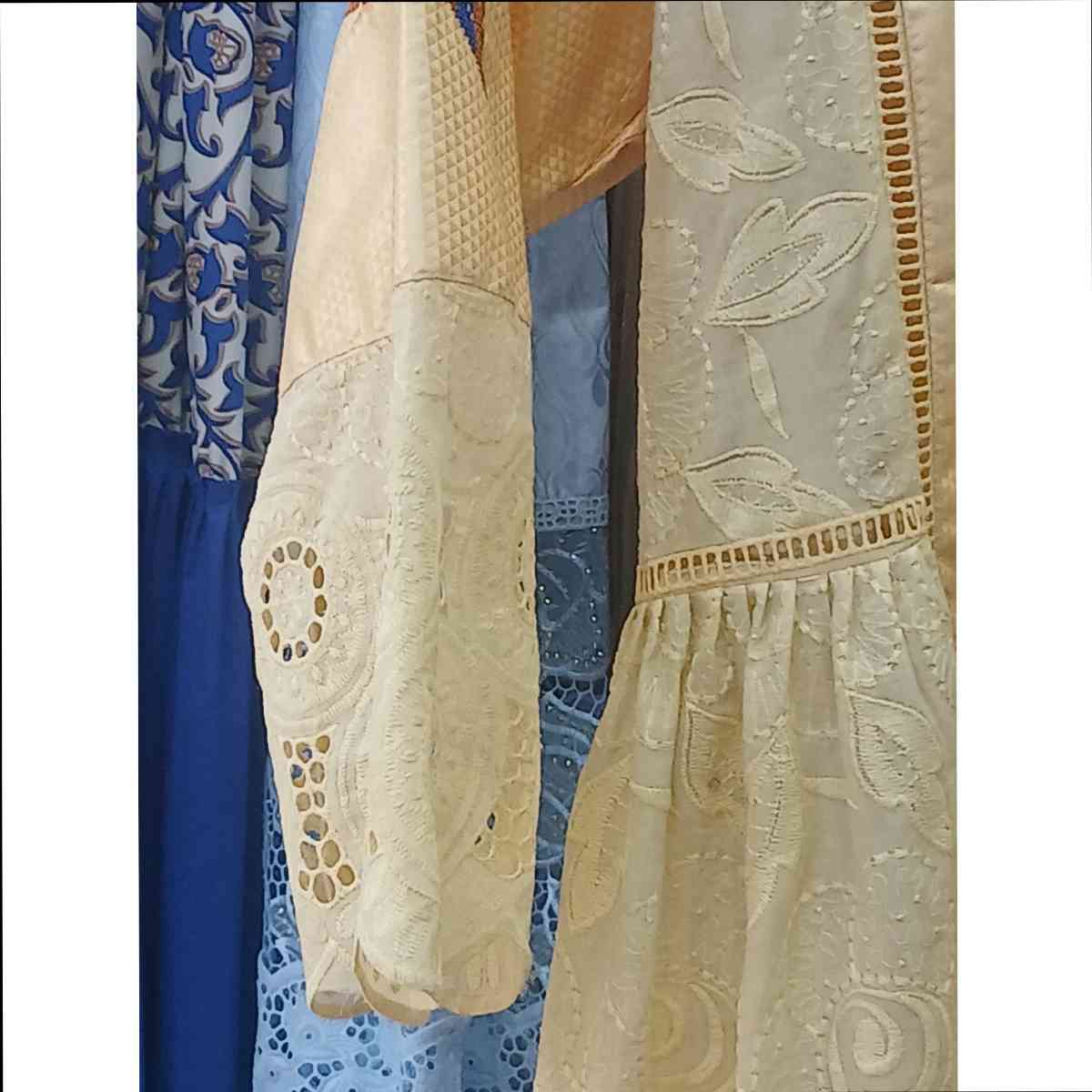 Ensemble brodé femme marinière avec pagne et foulard, chic et élégant