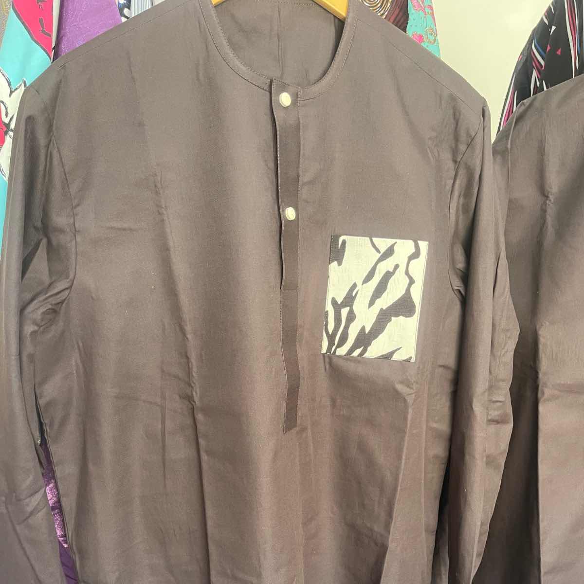 Chemise homme marron élégante col mao, coton confortable, manches longues