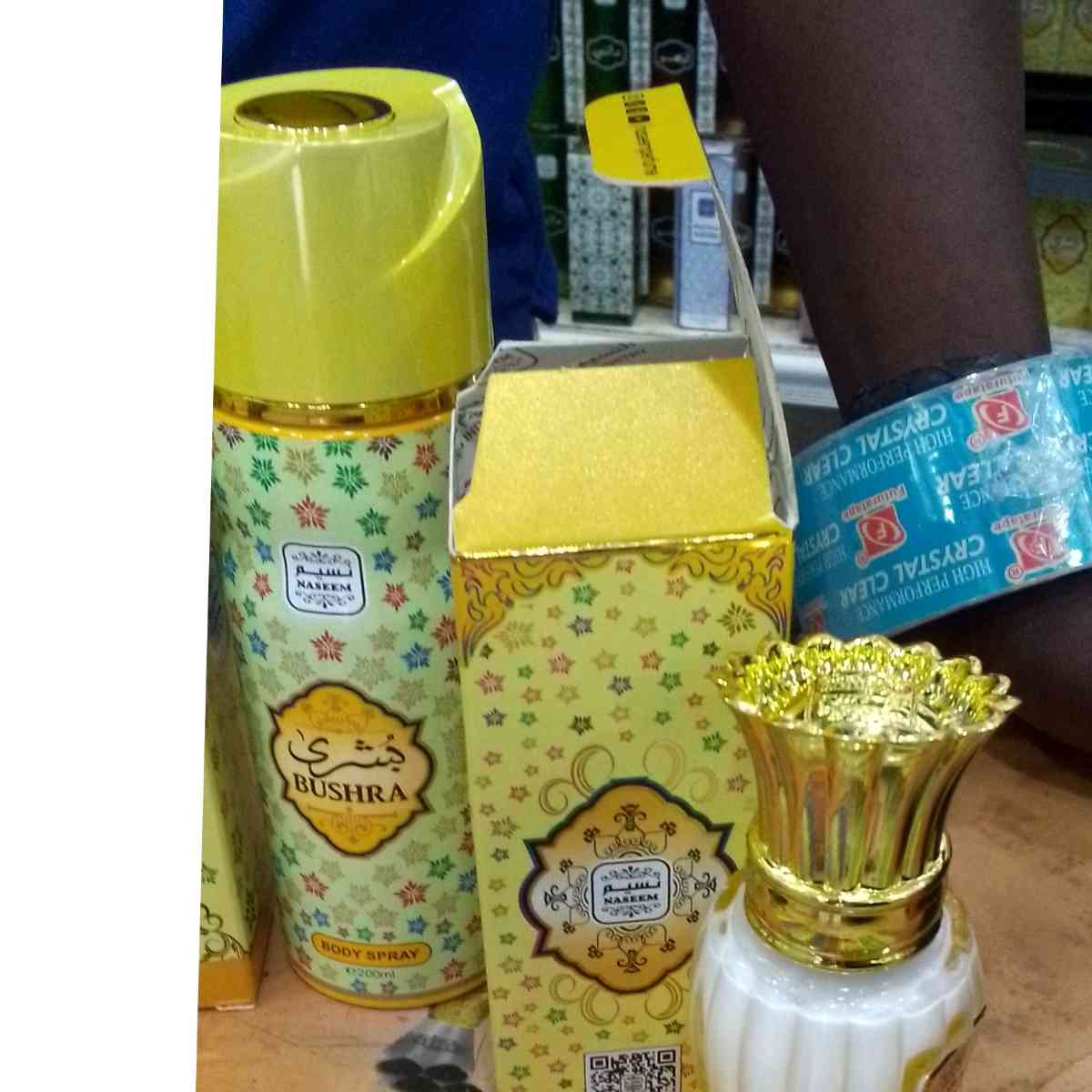 Vêtements locales traditionnel, des parfums locaux, vente poulet de chair