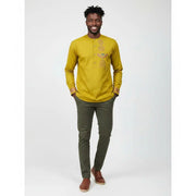 Chemise jaune homme motifs artistiques en coton léger avec un col simple