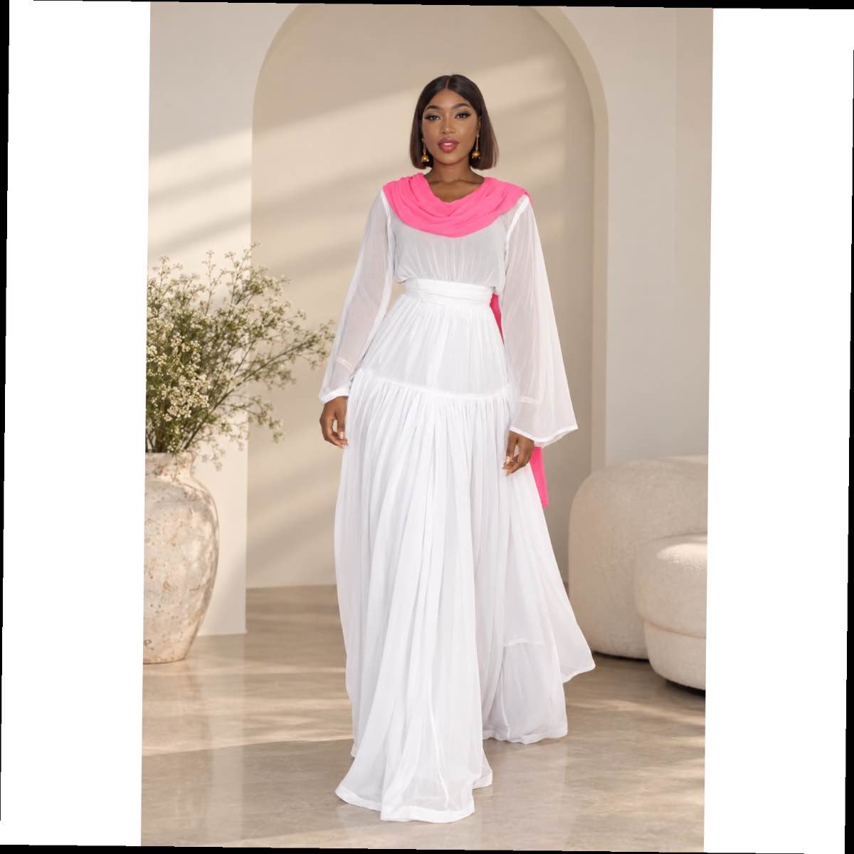 Robe longue mousseline blanche femme avec foulard rose, élégante cérémonie