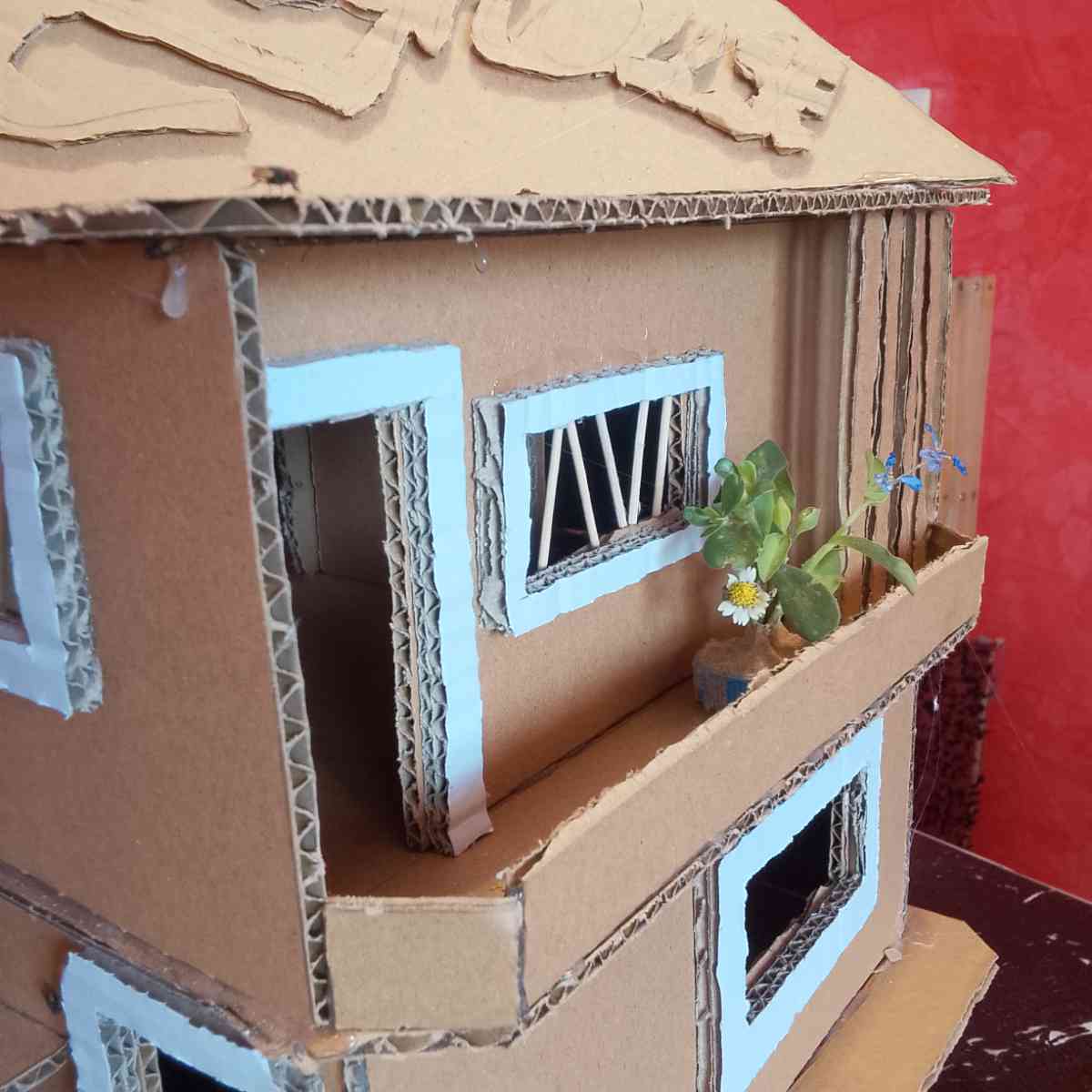 Maquette maison carton moderne avec piscine d'eau, mini maison design
