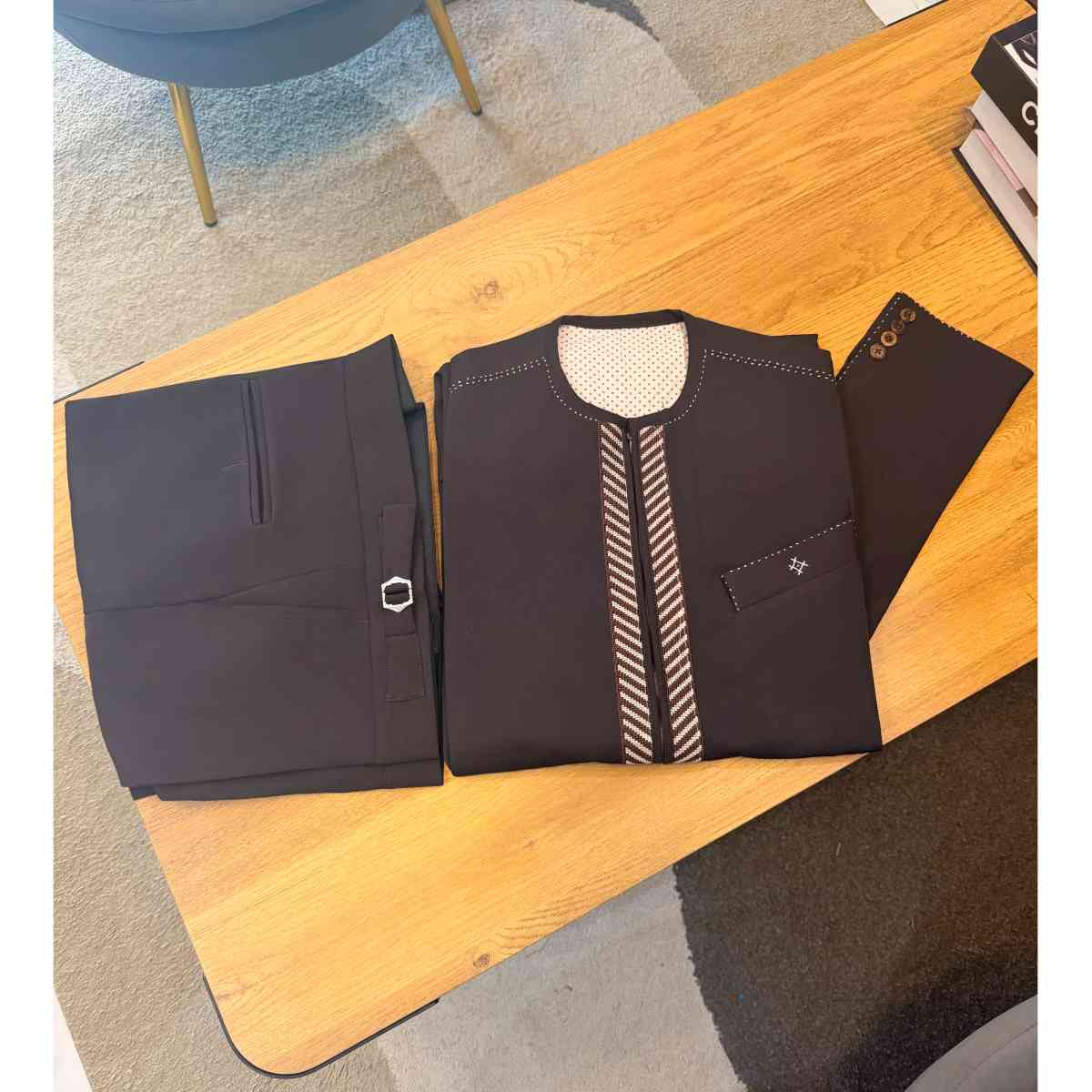 Ensemble homme élégant avec broderie et fill a fill