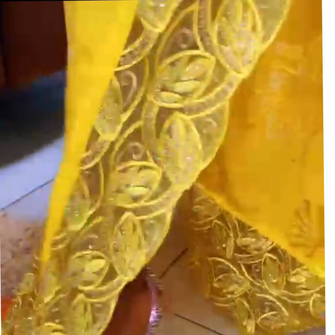Robe femme jaune soleil avec manches évasées