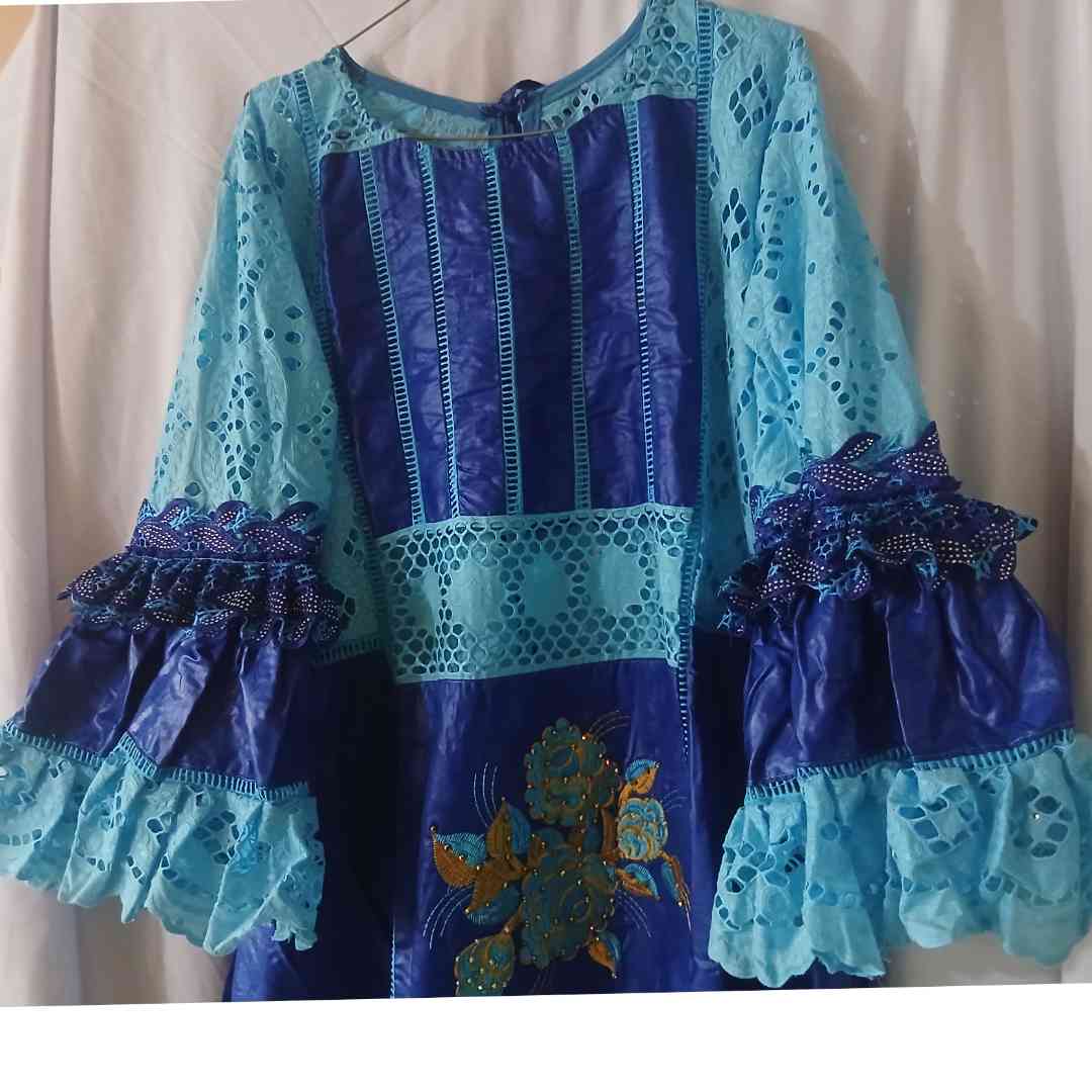 Robe bazin bleu brodée élégante robe africaine de cérémonie femme