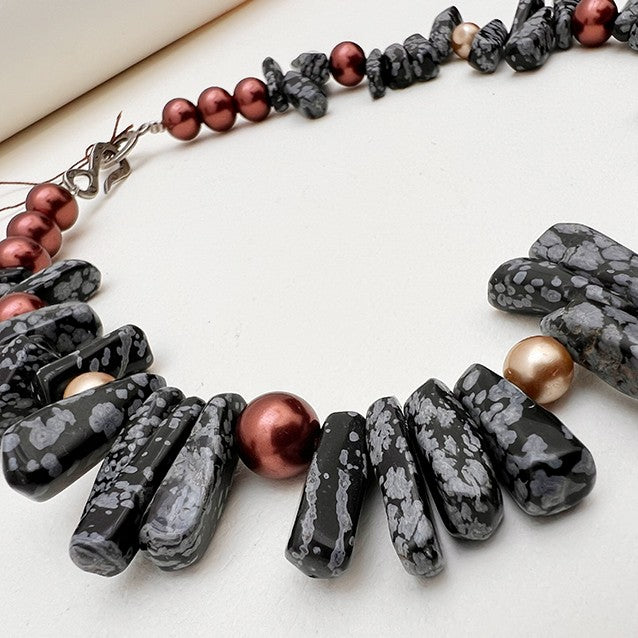 Ensemble collier et boucles d'oreilles en pierres naturelle
