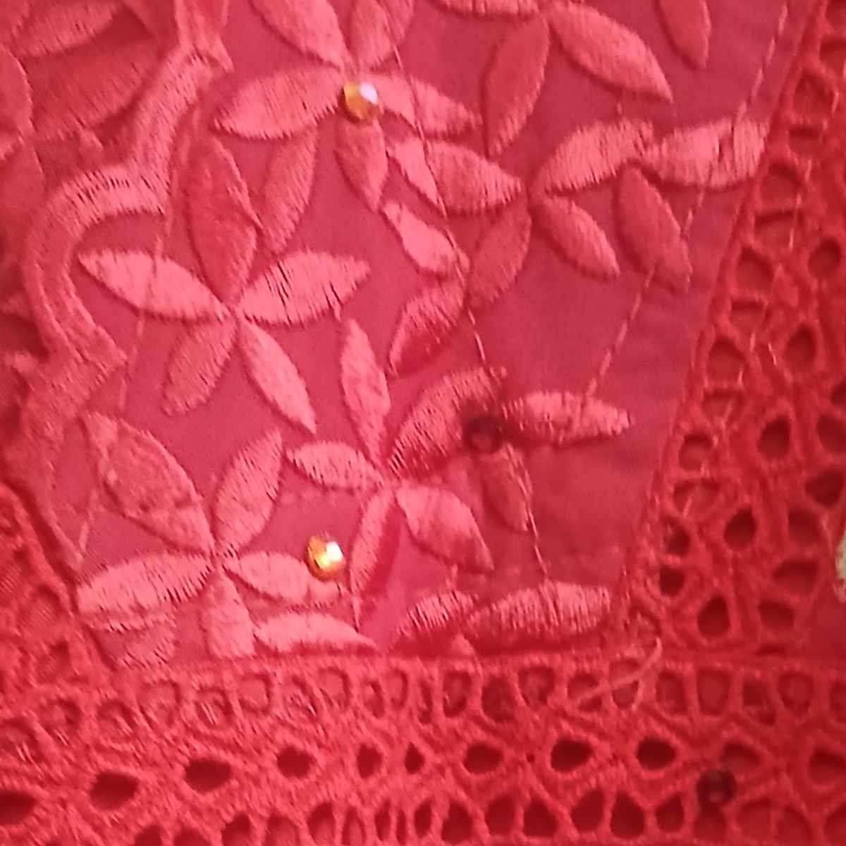 Robe brodée rouge fleurs dorées longue bohème chic femme élégante