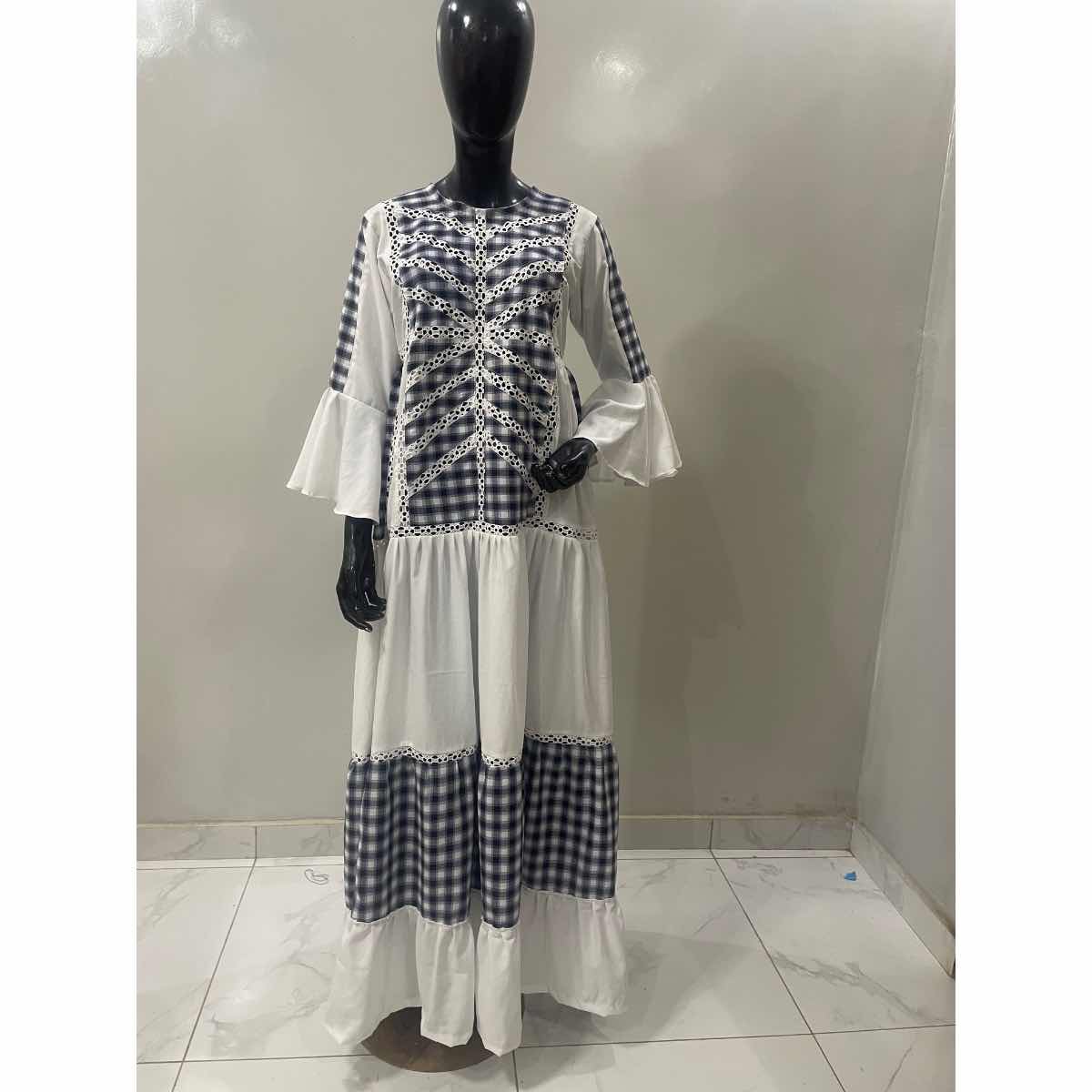 Robe patch en blanc et noir avec des détails en broderie