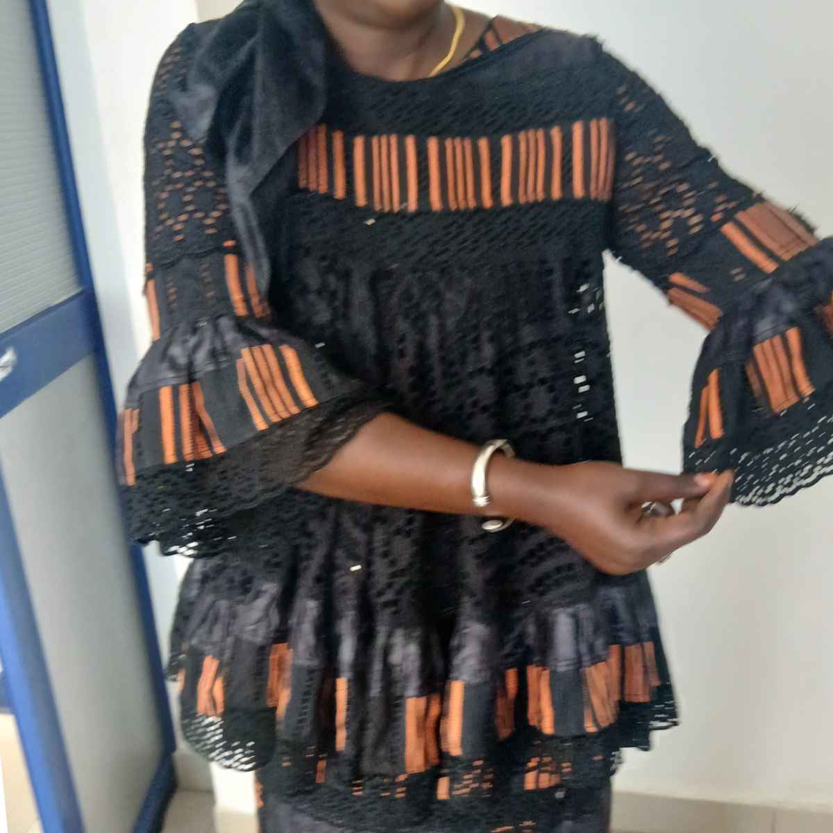 Ensemble femme pagne tissé chic avec marinière, jupe longue et foulard