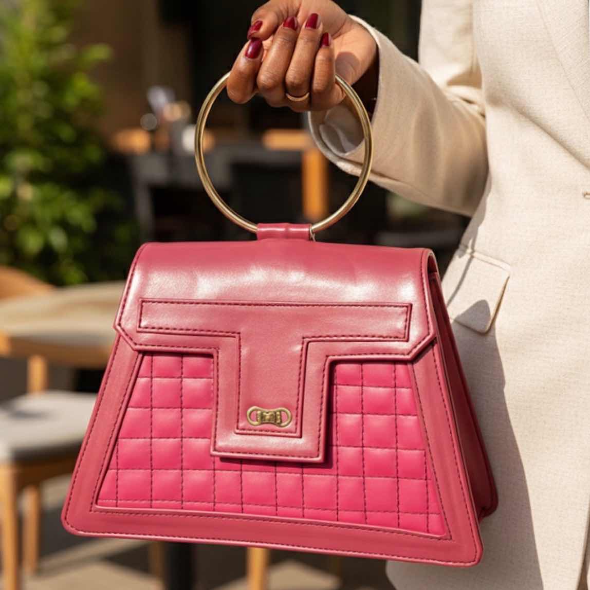 Sac à main rose fuchsia élégant en cuir matelassé avec anse dorée