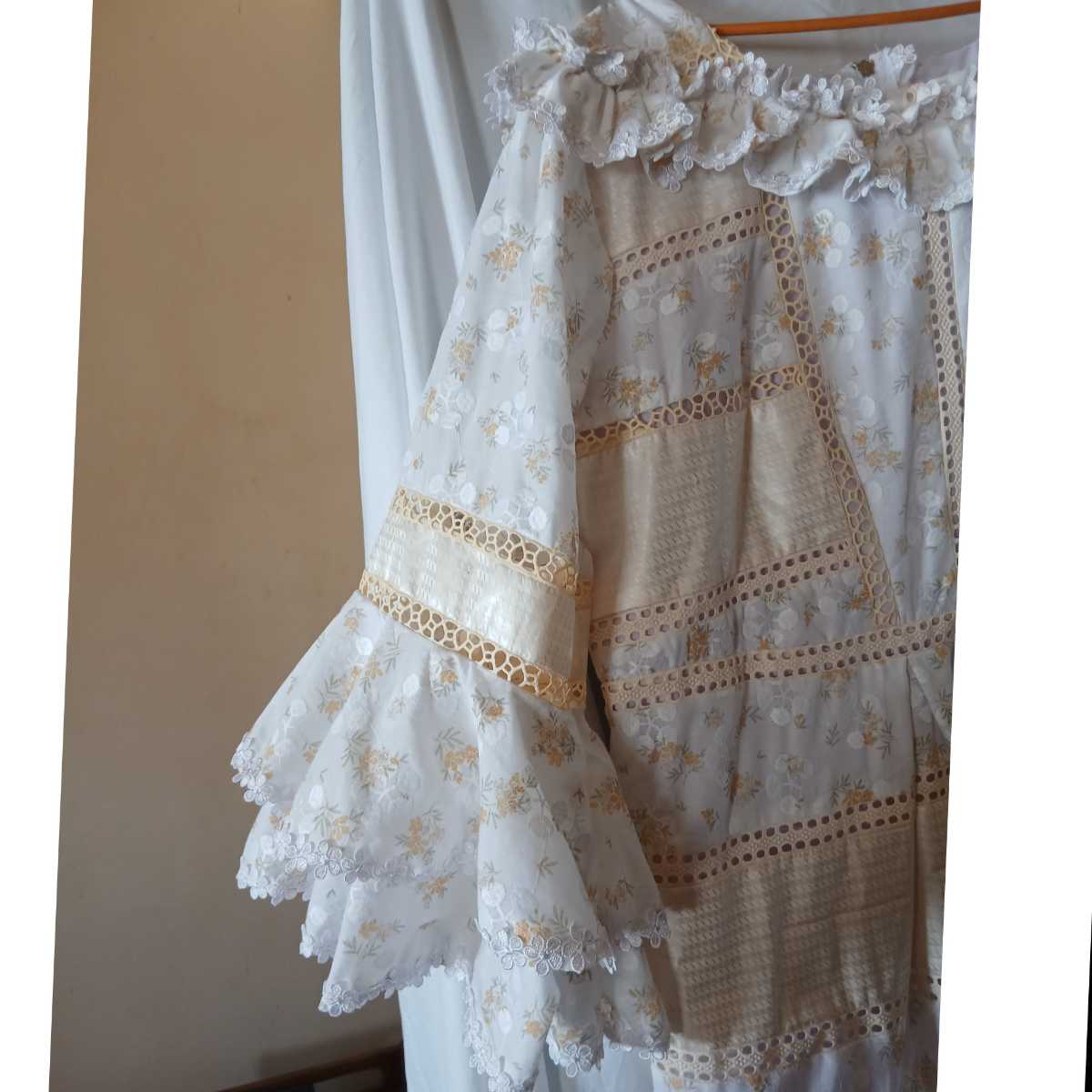 Robe geztner brodée beige blanc femme, élégante et légère été