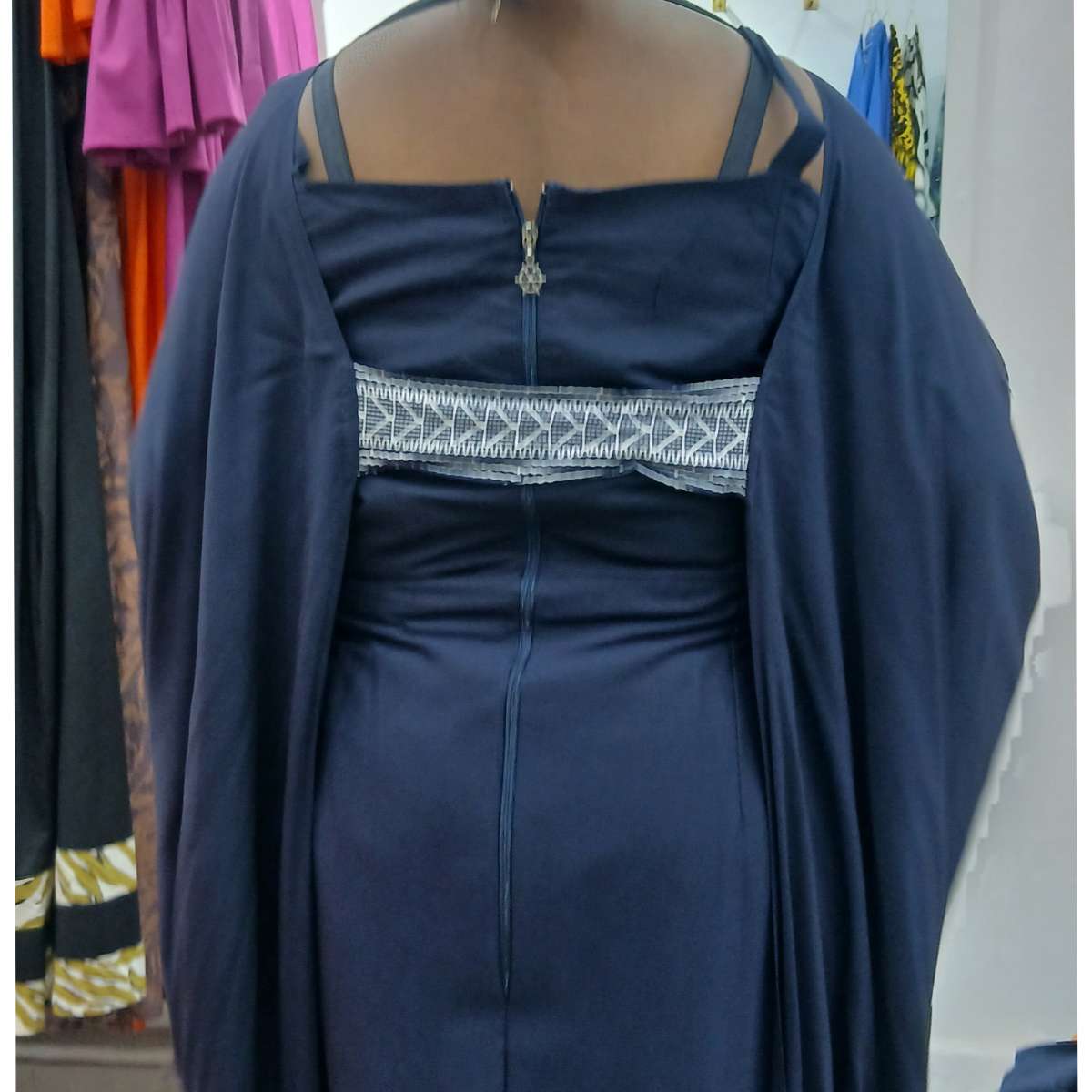Kaftan Élégance de Minuit - Broderie Argent sur Bleu Marine